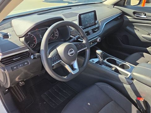 Used 2024 Nissan Altima 2.5 SV FWD image 9