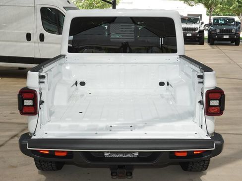 Used 2025 Jeep Gladiator Mojave w/ Convenience Group AWD/4WD image 27