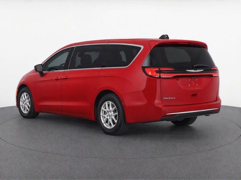 Used 2025 Chrysler Pacifica Select FWD image 4