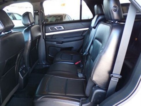 Used 2017 Ford Explorer XLT w/ Equipment Group 202A FWD image 16