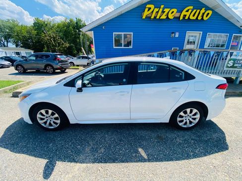 Used 2025 Toyota Corolla LE FWD image 3