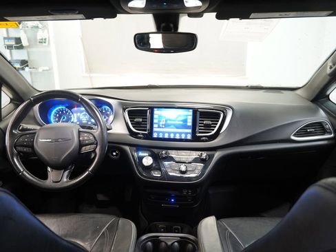 Used 2018 Chrysler Pacifica Touring-L Plus w/ S Appearance Package FWD image 18