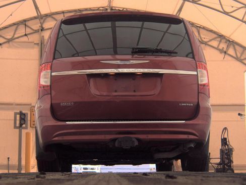 Used 2014 Chrysler Town & Country Limited w/ Luxury Group FWD image 7
