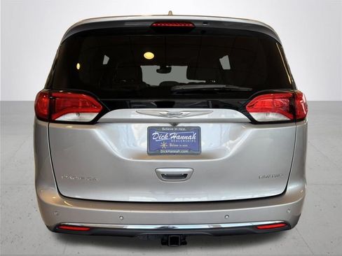 Used 2017 Chrysler Pacifica Limited FWD image 8