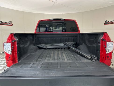 Used 2021 Nissan Titan SV w/ SV Convenience Package image 5