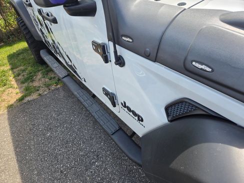 Used 2020 Jeep Gladiator Sport image 6