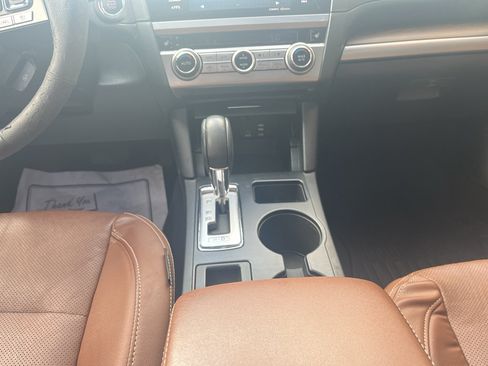 Used 2017 Subaru Outback 2.5i Touring AWD/4WD image 8