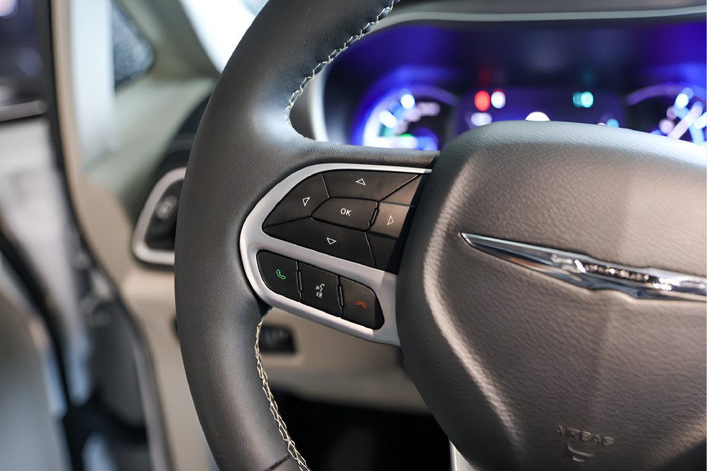 Used 2024 Chrysler Pacifica Limited FWD image 16