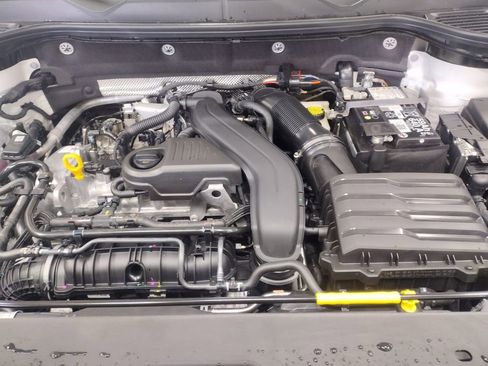 New 2025 Volkswagen Taos SE image 7