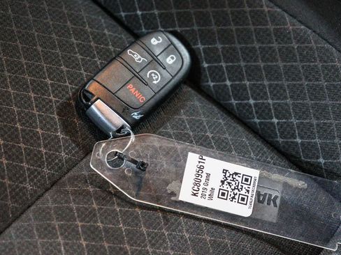 Used 2019 Jeep Grand Cherokee Laredo w/ Security & Convenience Group AWD/4WD image 30