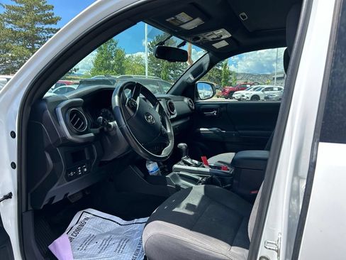 Used 2017 Toyota Tacoma TRD Off-Road AWD/4WD image 21