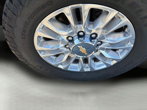 Used 2022 Chevrolet Silverado 2500 High Country w/ Z71 Off-Road Package image 9