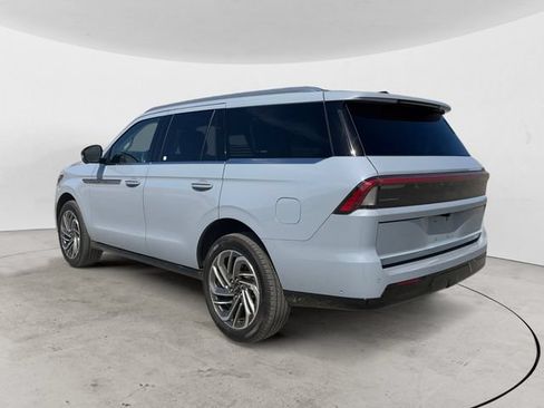 Used 2025 Lincoln Navigator Reserve AWD/4WD image 3