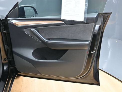 Used 2023 Tesla Model Y Long Range AWD/4WD image 26
