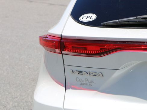 Used 2023 Toyota Venza XLE AWD/4WD image 6