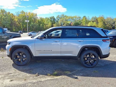 New 2025 Jeep Grand Cherokee Limited w/ Black Appearance Package AWD/4WD image 5