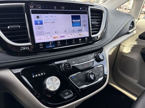 Used 2024 Chrysler Pacifica Select image 19