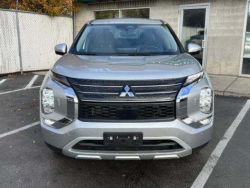 Used 2024 Mitsubishi Outlander SE image 2