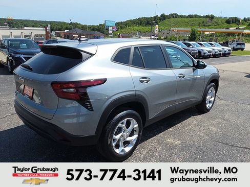 New 2026 Chevrolet Trax LS w/ LS Convenience Package FWD image 8