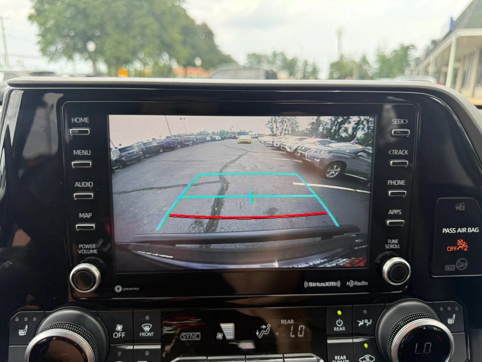Used 2021 Toyota Highlander XLE AWD/4WD image 22