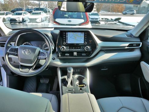 Used 2022 Toyota Highlander XLE image 19