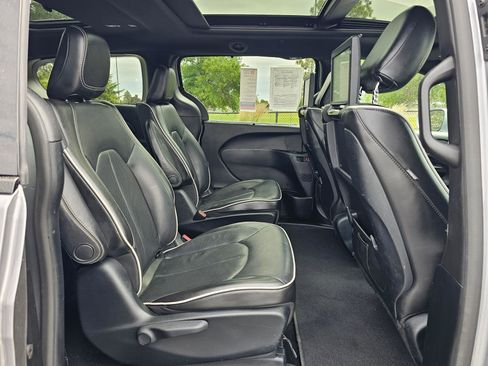 Used 2019 Chrysler Pacifica Limited w/ Advanced Safetytec Group FWD image 11
