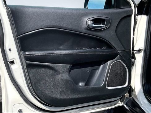 Used 2018 Jeep Compass Latitude FWD image 9