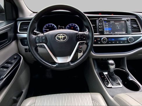 Used 2017 Toyota Highlander Plus FWD image 6