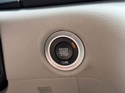 Used 2023 Chrysler Pacifica Touring-L FWD image 21