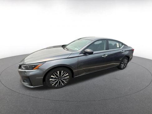 Used 2025 Nissan Altima 2.5 SV FWD image 5