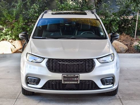 New 2026 Chrysler Pacifica Limited w/ S Appearance Package FWD image 2