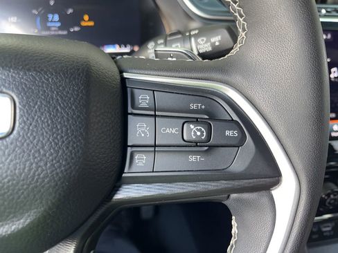 Used 2024 Jeep Grand Cherokee L Laredo image 27