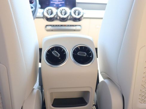 Used 2024 Mercedes-Benz GLB 250 image 40