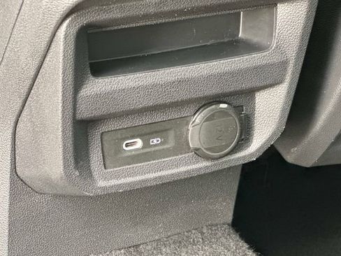 Used 2024 Volkswagen Tiguan SE w/ Panoramic Sunroof Package image 18