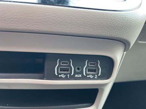 Used 2023 Chrysler Pacifica Touring-L image 21