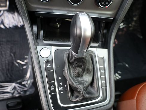 Used 2017 Volkswagen Golf S image 29