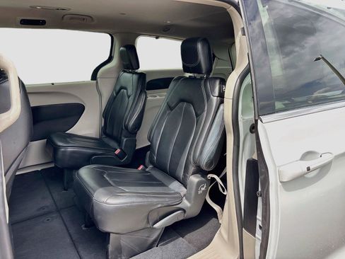 Used 2023 Chrysler Pacifica Touring-L FWD image 23