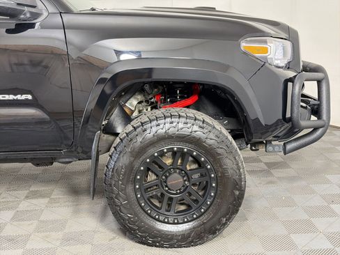 Used 2016 Toyota Tacoma TRD Sport image 12