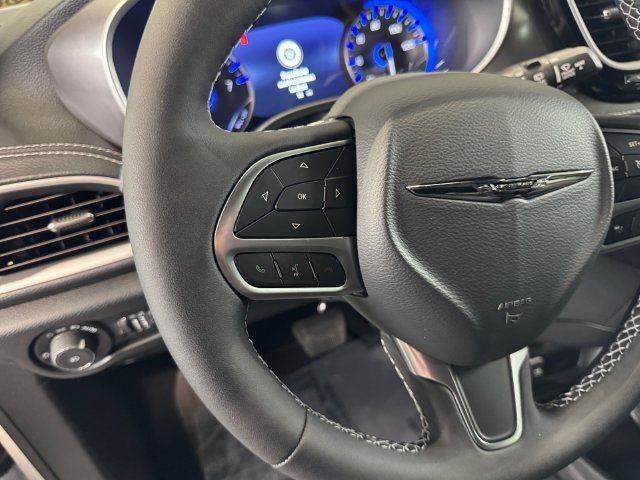 New 2026 Chrysler Pacifica Select AWD/4WD image 18