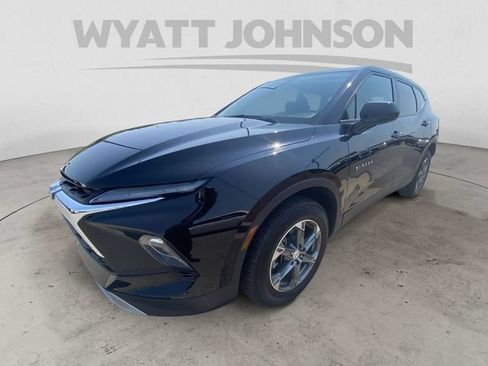 Used 2025 Chevrolet Blazer LT FWD image 2