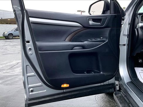 Used 2014 Toyota Highlander XLE image 21