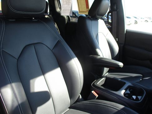 Used 2025 Chrysler Pacifica Select image 43