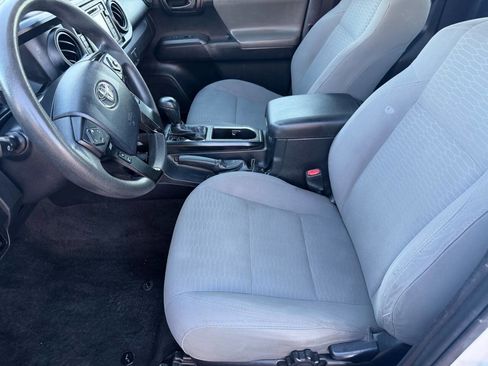 Used 2018 Toyota Tacoma SR image 12