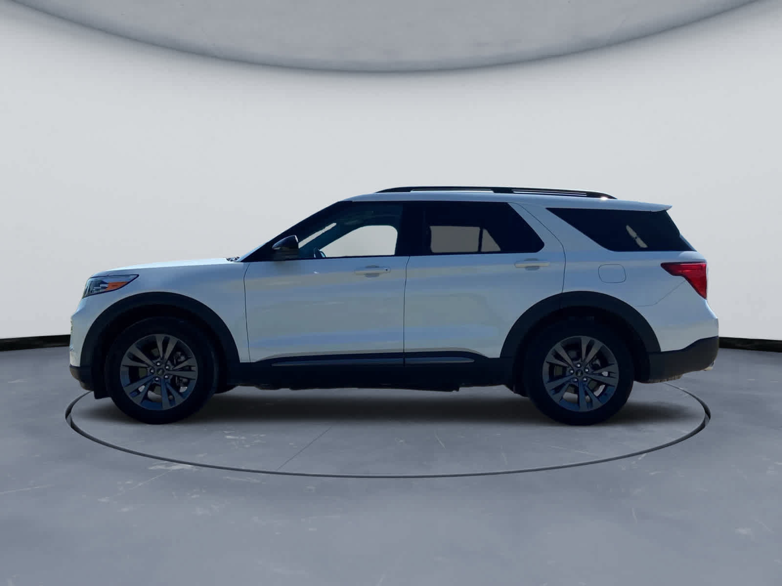 Used 2024 Ford Explorer XLT w/ Equipment Group 202A AWD/4WD image 8
