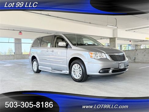 Used 2013 Chrysler Town & Country Limited w/ Luxury Group FWD image 12