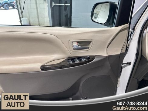 Used 2017 Toyota Sienna XLE w/ XLE Navigation Package FWD image 4