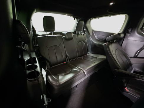 Used 2021 Chrysler Pacifica Touring-L w/ Uconnect Theater Family Group image 39