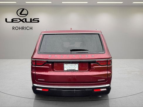 Used 2022 Jeep Wagoneer Series III w/ Premium Group I AWD/4WD image 7
