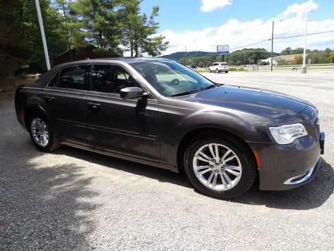 Used 2017 Chrysler 300 Limited w/ Value Package RWD image 6