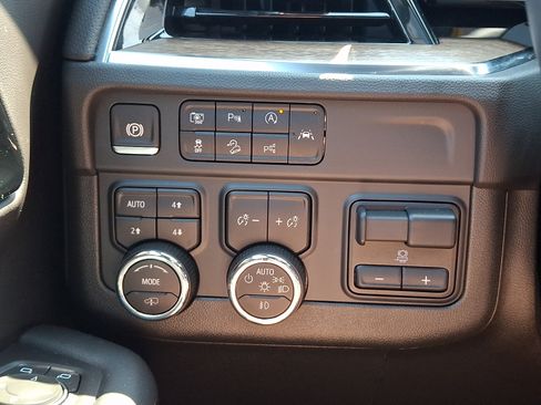 Certified 2025 Chevrolet Suburban High Country AWD/4WD image 25